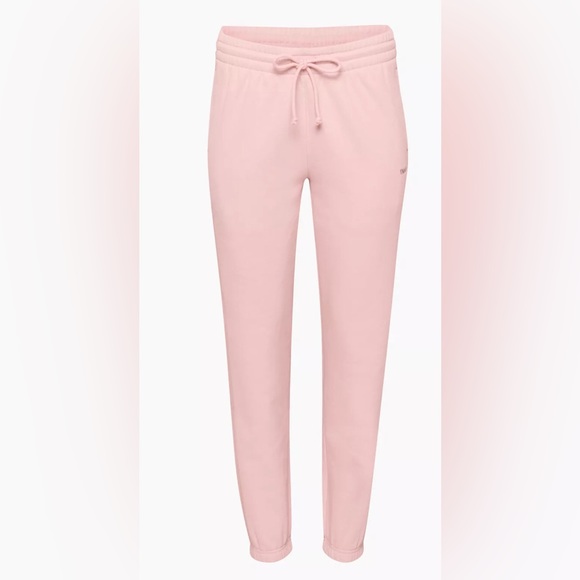 NWOT Aritzia TNA Cozy Fleece Boyfriend Sweatpant
Fan-favourite relaxed Puff Pink - Picture 3 of 6
